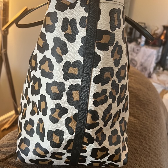 Absolute gorgeous leopard print coach tote bag. - Picture 6 of 7